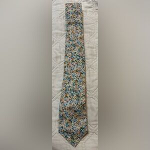 Stafford Floral Skinny Tie Cotton White Flowers Accents 58” x 2.5”